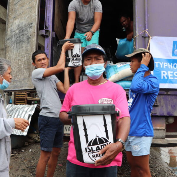 Islamic Relief Philippines distributed food packs and hygiene essentials to 1,458 households affected by Typhoon Rai in least-served villages in Surigao City. 